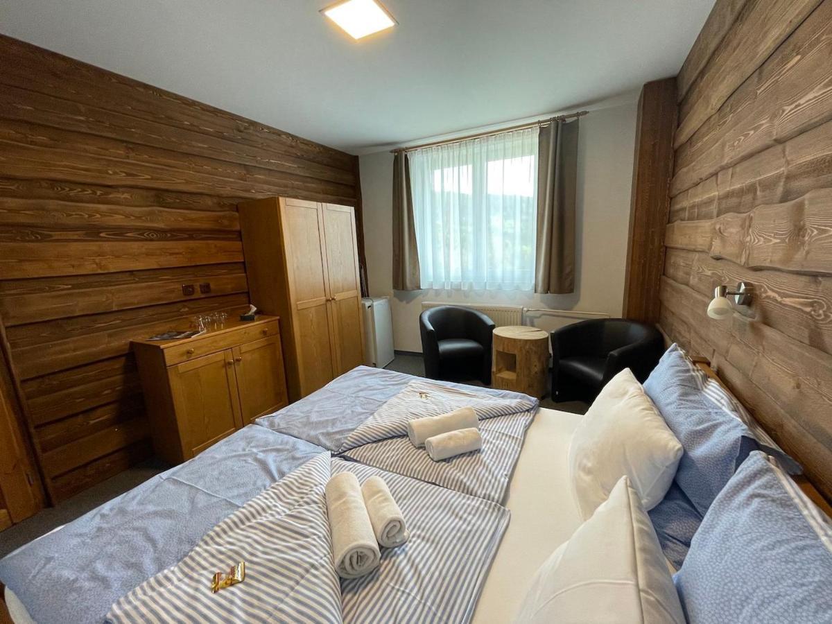 Hotel Kristian Кубова-Гуть Екстер'єр фото