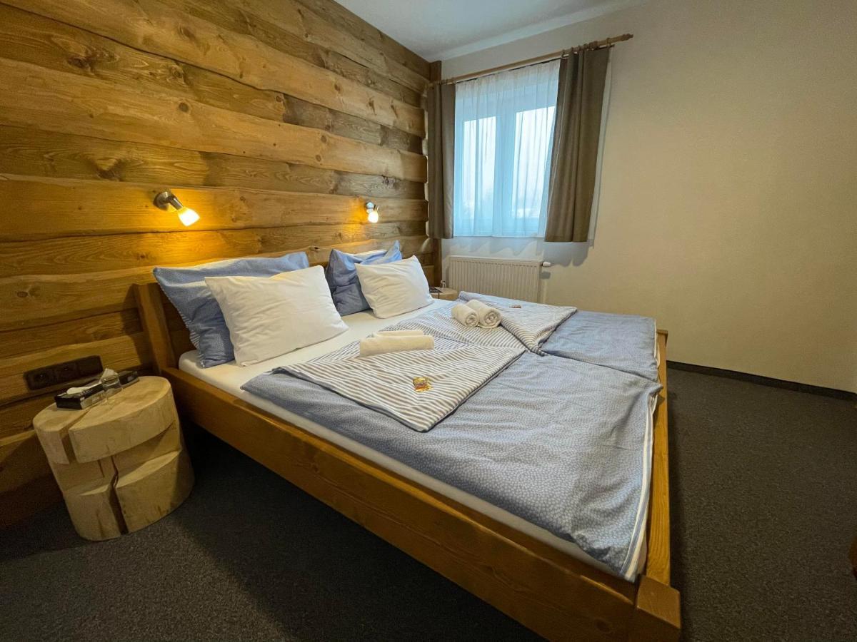 Hotel Kristian Кубова-Гуть Екстер'єр фото
